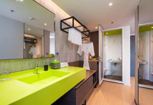 Phòng Hai Giường Đơn Thủ Tướng Hướng Thành Phố (Premier City View Twin Room)