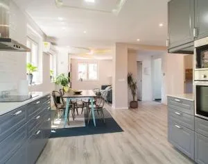 20 min from BCN- Charming house w/ pool & BBQ area - Cervelló