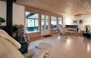 3 Bedroom Lovely Home In Åsljunga