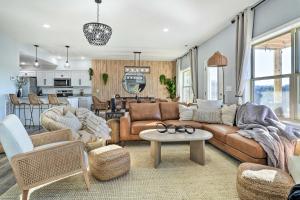 Reeds Spring Condo about 3 Mi to Silver Dollar City!