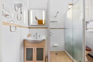 Kerrigans on Seaview- one minute walk to beach - no beachfront views or street views