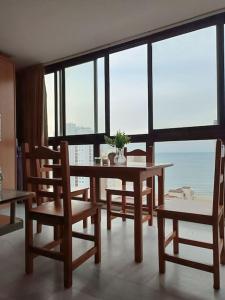 Apto con piscina y vistas al mar