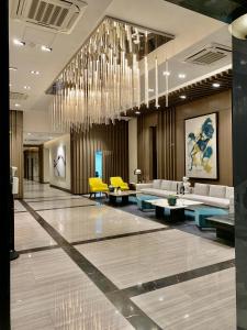 BGC, Uptown Parksuites Tower 2