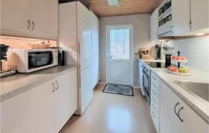 3 Bedroom Lovely Home In Åsljunga