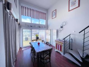 Duplex Loft with Terrace, Superb view of Port Guillaume, 7 minutes from the beach