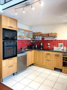 Duplex Loft with Terrace, Superb view of Port Guillaume, 7 minutes from the beach