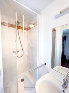 Duplex Loft with Terrace, Superb view of Port Guillaume, 7 minutes from the beach