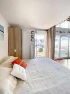 Loft duplex face au port, grande terrasse, plage pied, parking