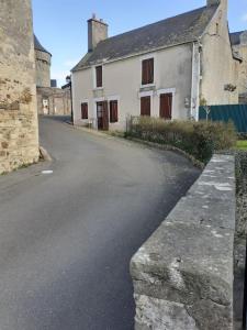 Maisons de vacances Charming detached 2 bedroom ancient house in medieval quarter of a small town in the Pays de la Loire, France : photos des chambres