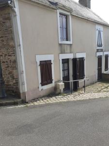 Maisons de vacances Charming detached 2 bedroom ancient house in medieval quarter of a small town in the Pays de la Loire, France : photos des chambres