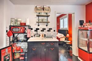 Retro-Style Studio in Historic Downtown Home!