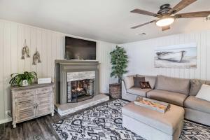 Kayaks, Dock Waterfront Escape on Lake Hamilton!