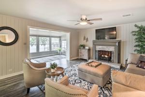 Kayaks, Dock Waterfront Escape on Lake Hamilton!