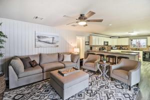 Kayaks, Dock Waterfront Escape on Lake Hamilton!