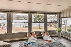 Kayaks, Dock Waterfront Escape on Lake Hamilton!