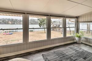 Kayaks, Dock Waterfront Escape on Lake Hamilton!