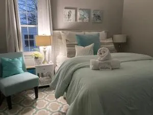 Cozy, Upstairs Apartment Pets Welcome with fee Family Friendly Close to Everything - Euclid