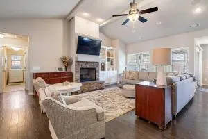 Near Hiking and Biking Convenient Home in Rogers! - Lowell