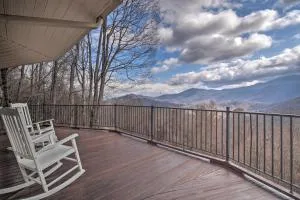 Charming Burnsville Apt with Mountain Views and Deck! - Busick