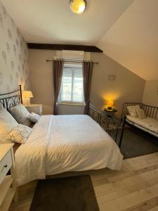 LOustaloise - Chambres et table dhôtes prés de Béziers- Alex est cuisinier de métier- Piscine avec transats et parasols terrasse parking privé et garage à vélos- Labellisée Accueil vélo et Vignoble et découverte