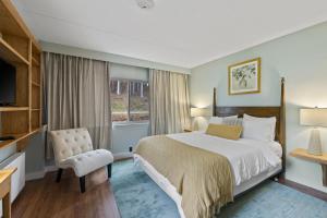 Hotel Queen room in Hartness House