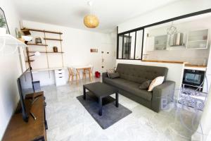 Bright flat near to the beach & harbor