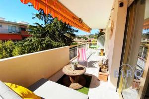 Bright flat near to the beach & harbor