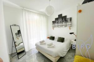 Bright flat near to the beach & harbor