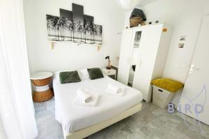 Bright flat near to the beach & harbor