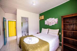 Pousada Cantinho do Sossego Paraty tem Piscina com Vista pra Montanha, Salão de Jogos, Café da Manhã, Estacionamento, Gerador de Energia, Próximo as principais Praias, Ilhas e Cachoeiras