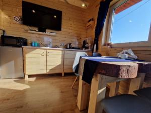 Apartament z Tężnią Solankową, Sauną, Kominkiem LED nad Jeziorem Żywieckim