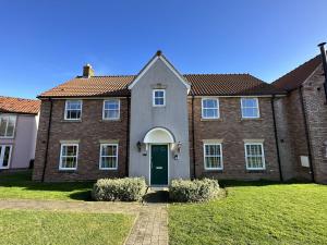 Meadowside Apartment - Part of the The Bay Filey Holiday Village with pool, gym and direct beach access, pub, restaurant, tennis and meadows walks