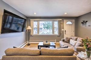 Charming Rocky Point Home about 1 Mi to Beach!