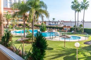 Beachside Paradise: Stylish 3BR apt near the beach