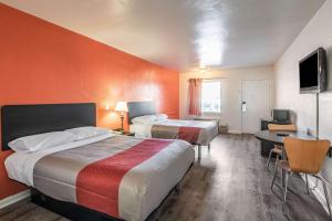 Deluxe Quadruple Room - Non-Smoking room in Motel 6-Portsmouth VA