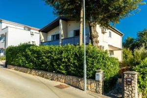 Apartments with parking space Njivice, Krk - 20504 