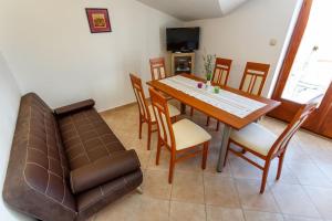 Apartments with parking space Njivice, Krk - 20501