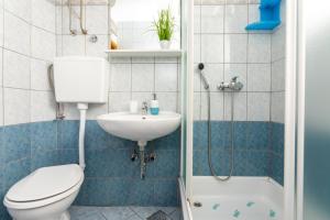 Apartments with parking space Njivice, Krk - 20504