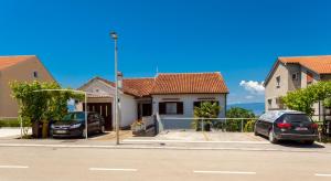 Apartments with a parking space Njivice, Krk - 20548