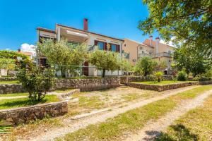 Apartments with a parking space Njivice, Krk - 20548