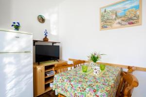 Apartments with parking space Njivice, Krk - 20548