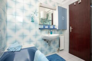 Apartments with parking space Njivice, Krk - 20548