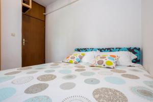 Apartments with parking space Njivice, Krk - 20547