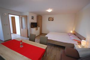 Apartments with a parking space , Krk - 20629