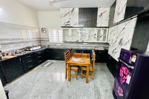 TrueLife - Bhavya Manor - Breakfast Included - 2500 SFT Modern homes with Garden - Panorama Tirumala Mountain View - Peaceful Location - Fast WiFi - Many restaurants nearby - Large hall, AC bedrooms, Kitchen - Android TV - Top service with lots of Lo