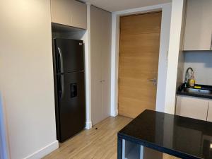 6,Costado Clínica Las Condes,3 Personas