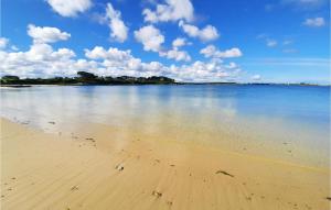 Maisons de vacances 2 Bedroom Gorgeous Home In Plouguerneau : photos des chambres