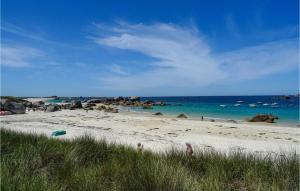 Maisons de vacances 2 Bedroom Gorgeous Home In Plouguerneau : photos des chambres