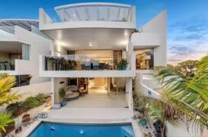 Pandanus Beach House - Direct Beach Access - ماركولا