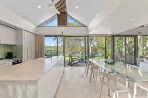 Fuller Holidays - Belongil Beach Pavilion House, 18A Childe St - Ewingsdale